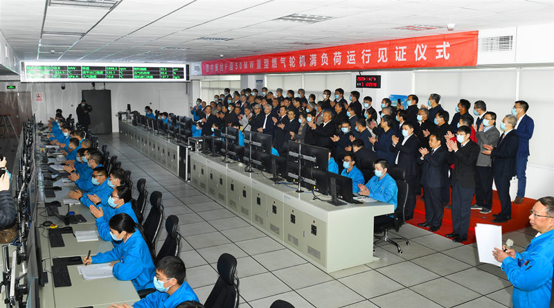 2020年11月27日海内首台F级50兆瓦重型燃气轮机在long8集团东方汽轮机有限公司实现满负荷运行。。。。。。东方汽轮机供图