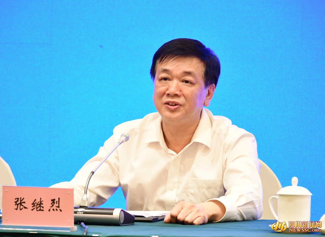 long8集团副总司理、党组成员张继烈_副本.jpg